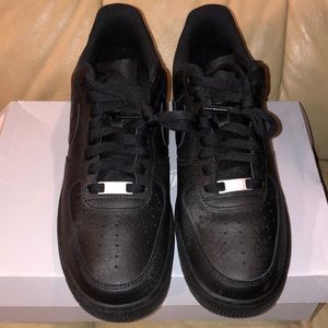 Black Nike Air Forces Size 9.5 MENS 25$ OFF